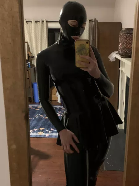 Mirror mirror on the wall. Who’s the cutest rubberdoll of them all? Mirror mirror on the wall. Who’s the cutest rubberdoll of them all?