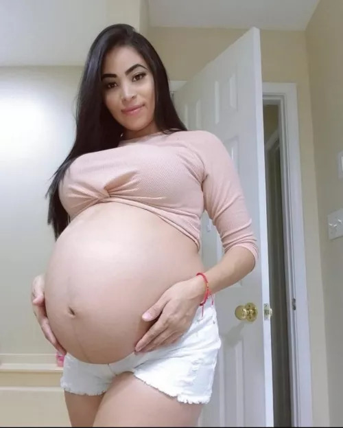 Mmm.. I am so sexy babes. I love this belly! Do you? I need this belly to be worshipped now!! Get on your hands and knees and admire me! If you donβt Iβll force you against the wall and have your face up in my belly. ππ€€β€οΈπ₯΅π₯°π