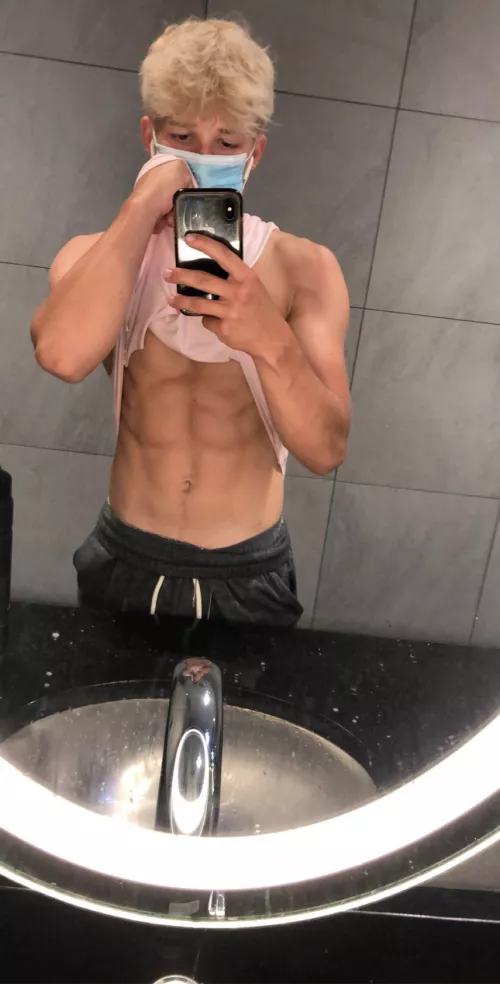 Mmmmm after workout ab pics make me horny.