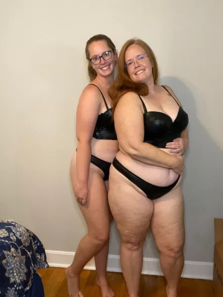 Mom 47 and daughter 20, just hanging out π₯°
