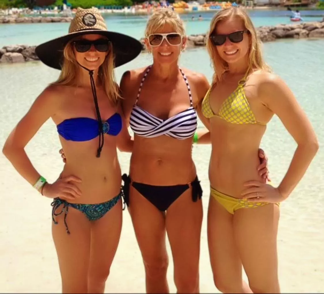 Mom and both her daughters looking amazing in bikinis! Mom and both her daughters looking amazing in bikinis!