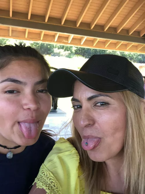 Mom n daughter repost all over😍