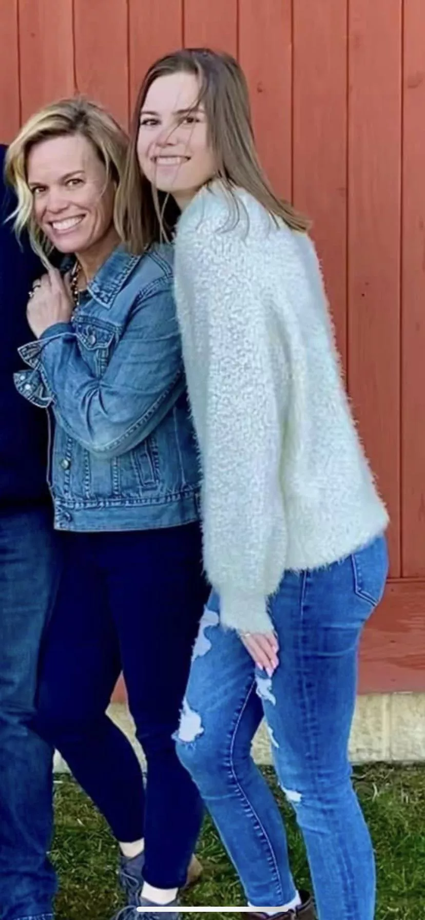 Mom or daughter? Mom or daughter?