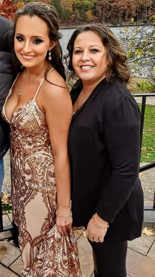 Mom (R) or Daughter (L)?