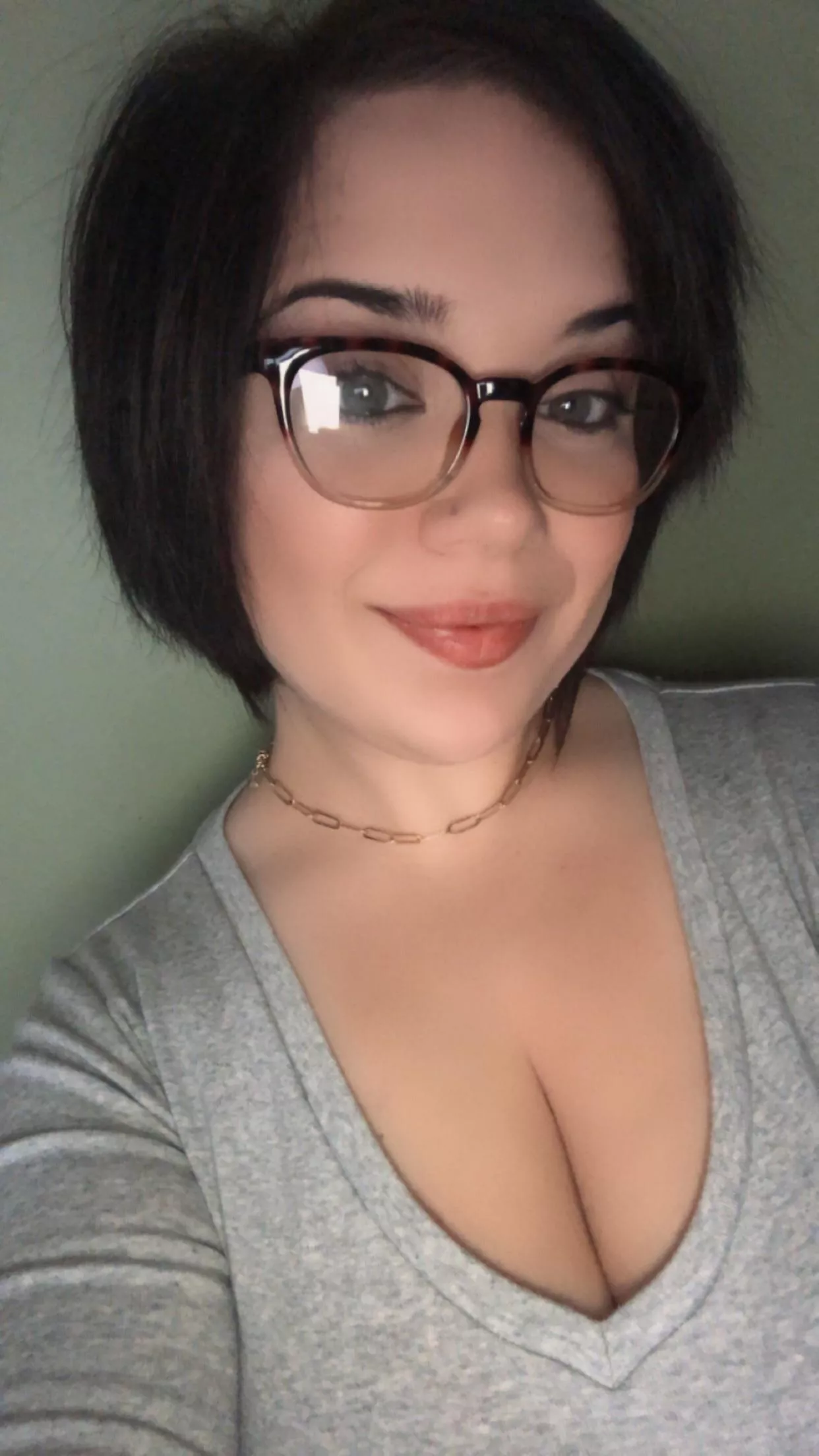 Mom x2. Short haired milfy 😘💕