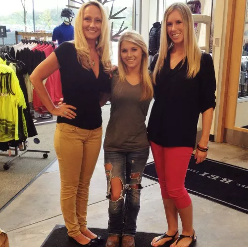 Mom(53) Daughter (21) Niece (28) Mom(53) Daughter (21) Niece (28)