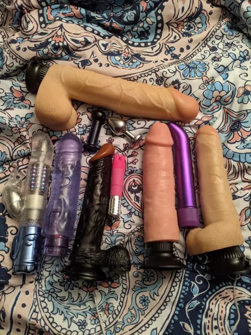 Mommy loves all sizes. Go to my link to get to watch them stretch my tight pussy out.