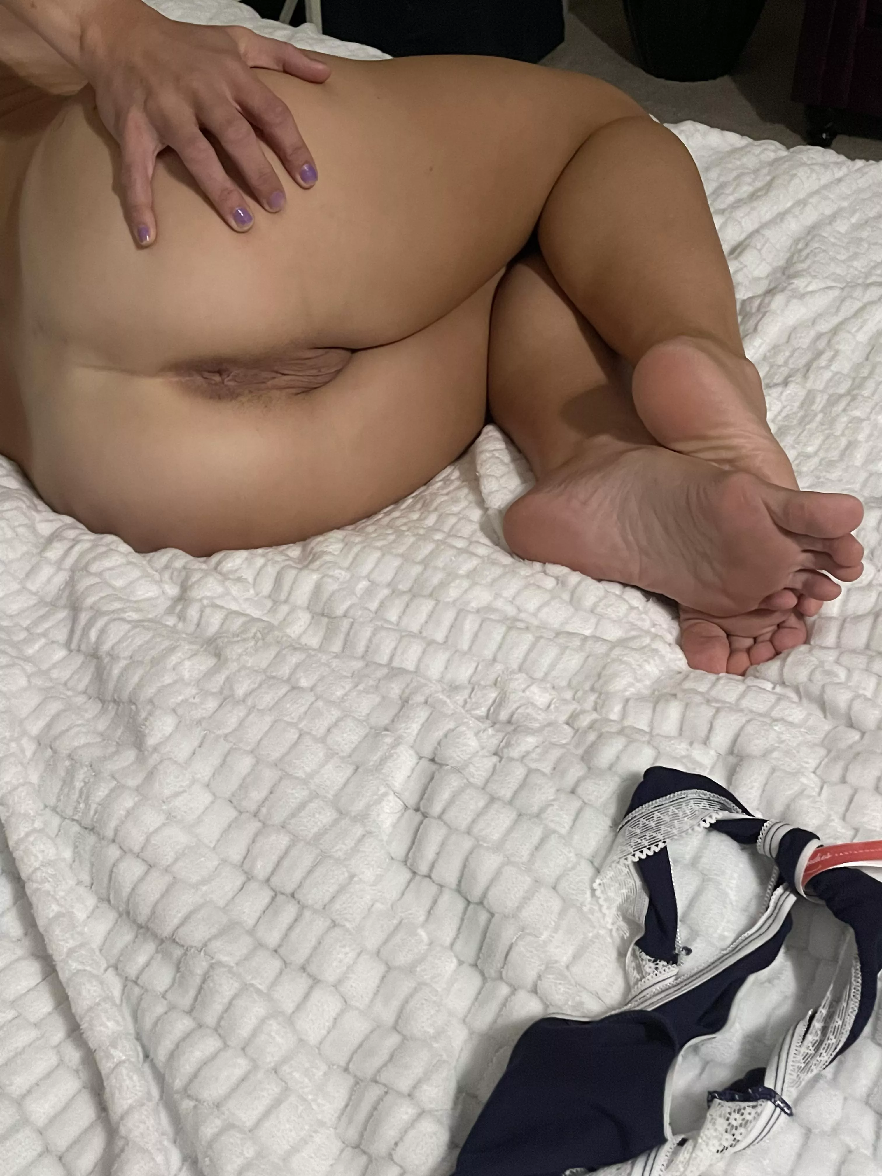 Mommy needs to be licked. Any volunteers? Mommy needs to be licked. Any volunteers?