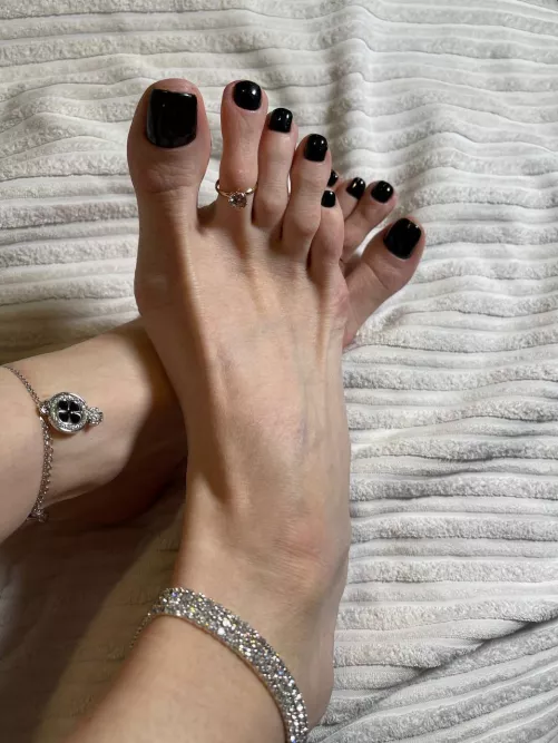 Mommy wants to make a footjob with her rings onπ