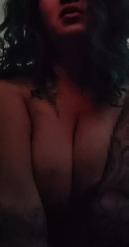 Monday morning nudes are a great way to start the week. [F]