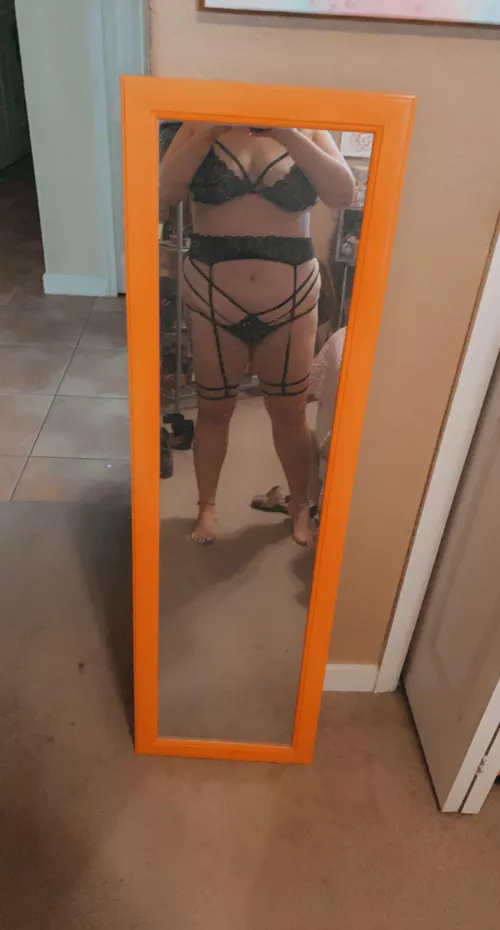 Mondays are hard 🥺 I could really use some attention.