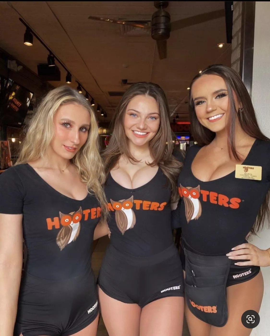 More Hooters babes More Hooters babes
