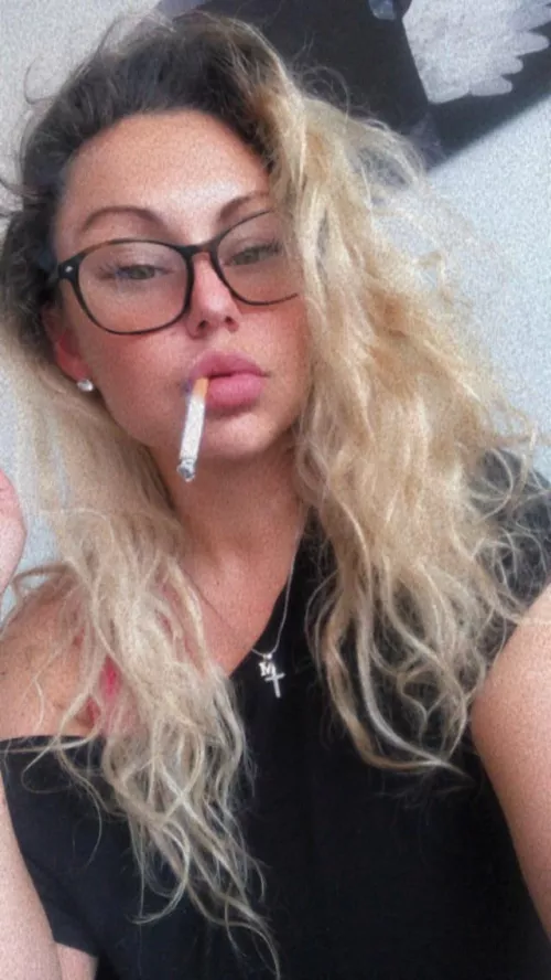 Morning cigarette with my crazy hair 😆🚬