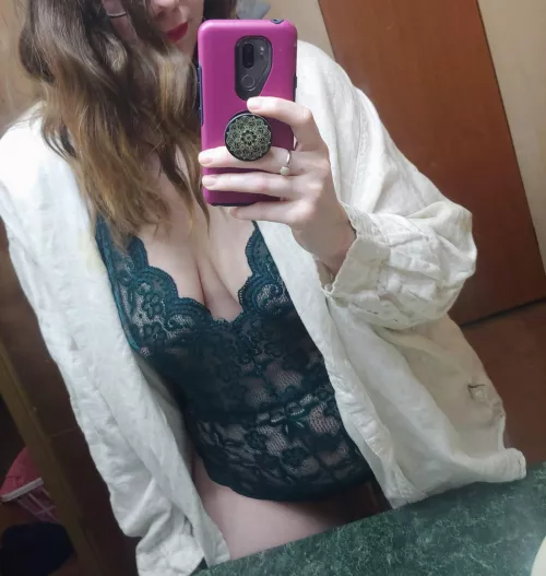 Morning wood?🍆💦 [Selling] ✨ AVAILABLE NOW✨ Lactating MILF for sexting sessions, live pics, video clips, GFE, and more.🖤 Worn items also available for sale ‼️Fetish Friendly‼️DM or KIK M3GNIFIC3NT