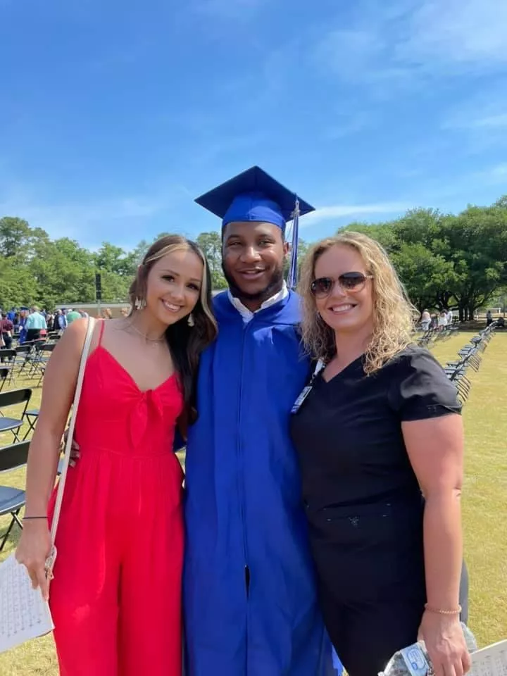 Mother + daughter + daughter’s boyfriend = 😏 Mother + daughter + daughter’s boyfriend = 😏