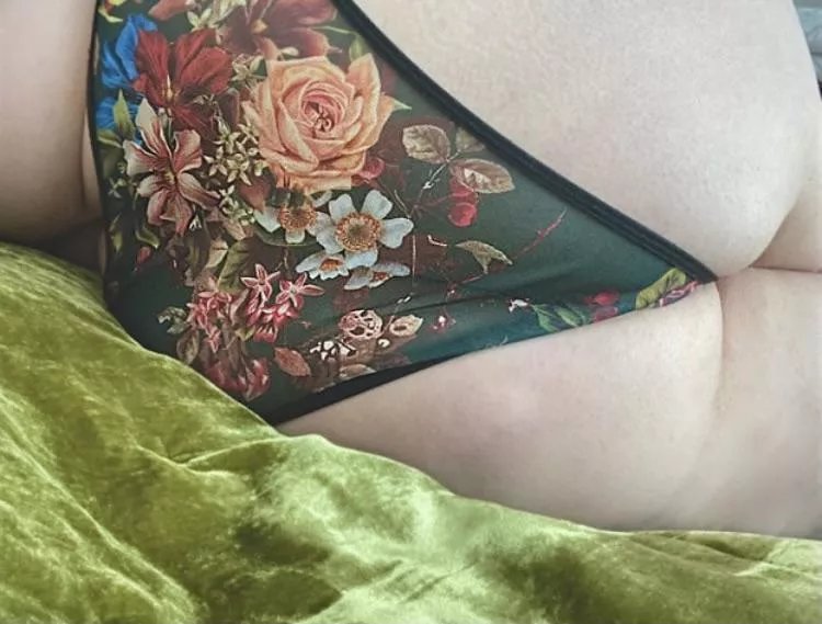 Mr. Wallflower thinks I need some fresh dew for my flower petals. 💦🌼 Dew you like my ass in these panties? 😉🌿 Mr. Wallflower thinks I need some fresh dew for my flower petals. 💦🌼 Dew you like my ass in these panties? 😉🌿