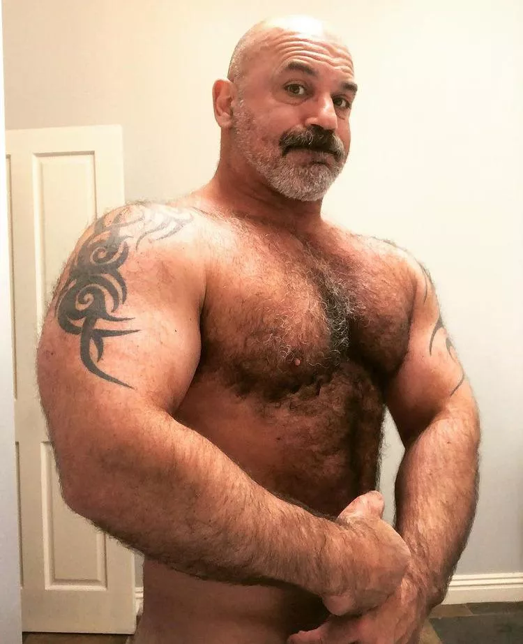 Muscle Daddy I'd love to worship. Muscle Daddy I'd love to worship.