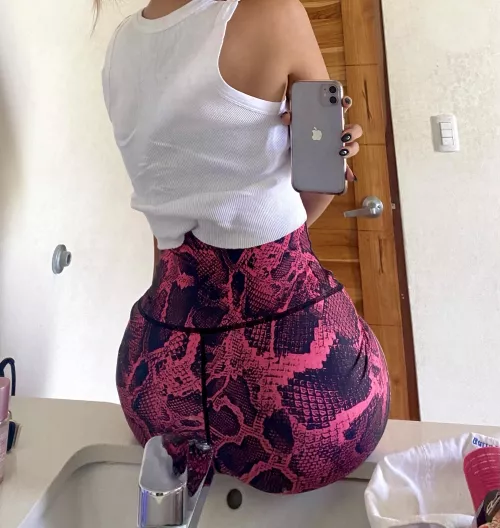 My ass looks great in these leggings… thoughts?🥰