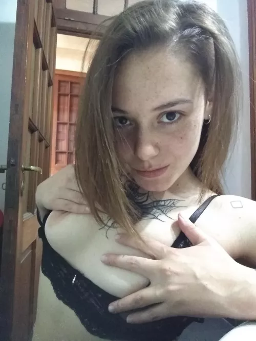My birthday is coming up and this redhead will give you a prize if you guess my birthday. ΒΏ25 , 19 , 20?