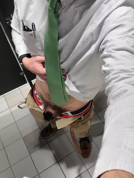 My check-in pic is late today, I had a job interview and couldn't duck into their bathroom until now. My check-in pic is late today, I had a job interview and couldn't duck into their bathroom until now.