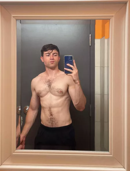 My chest hair grows in an X shape π