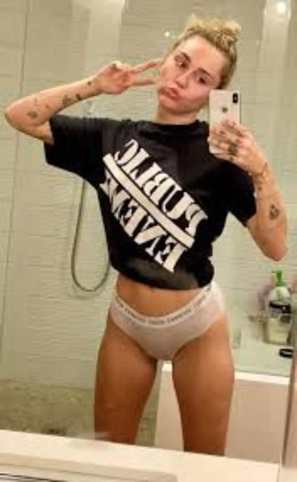 My cock needs to be treated to Miley Cyrus My cock needs to be treated to Miley Cyrus