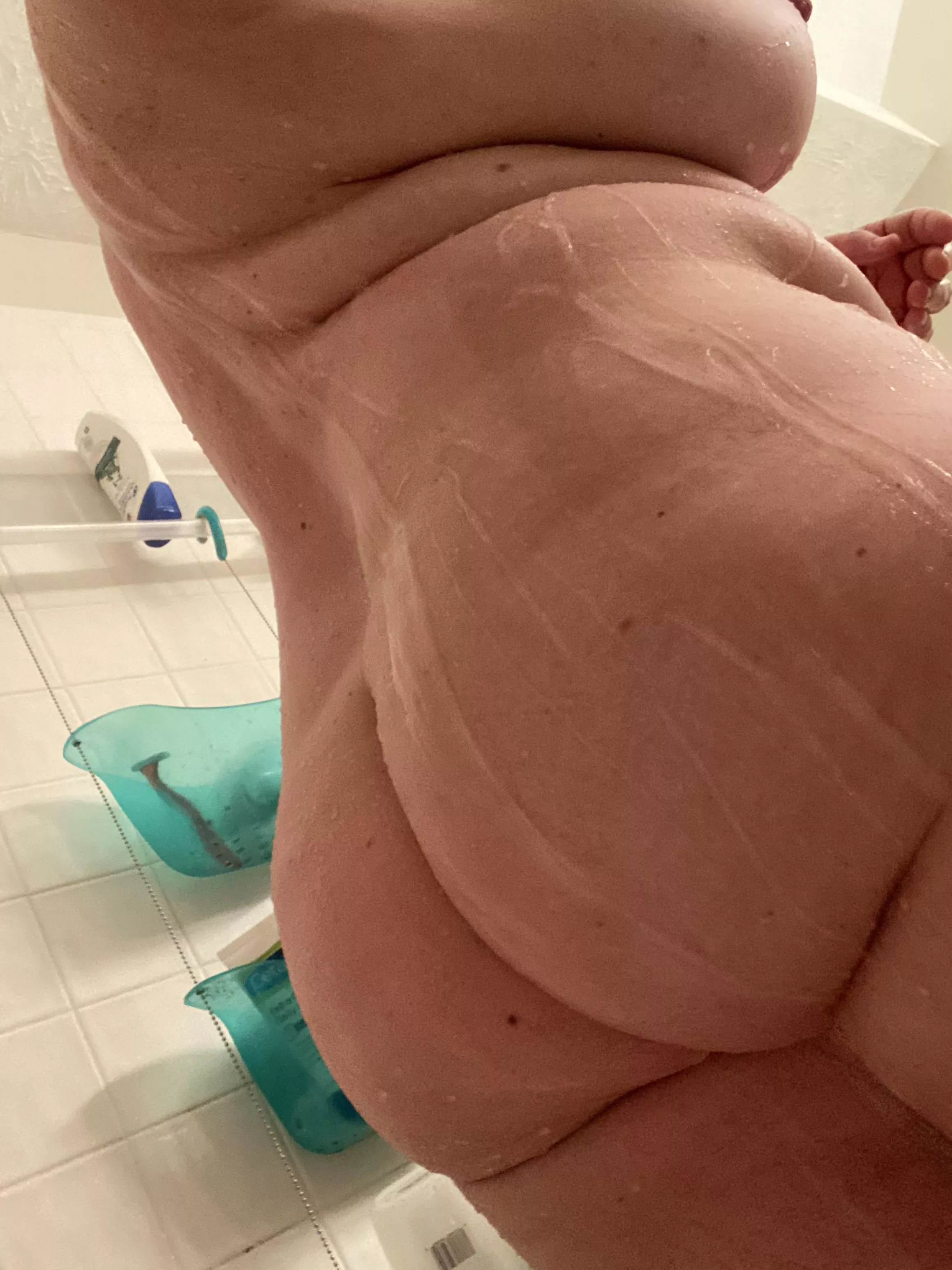 My curvy kitty enjoys the hot water on her body, but she would enjoy hot hands even more!