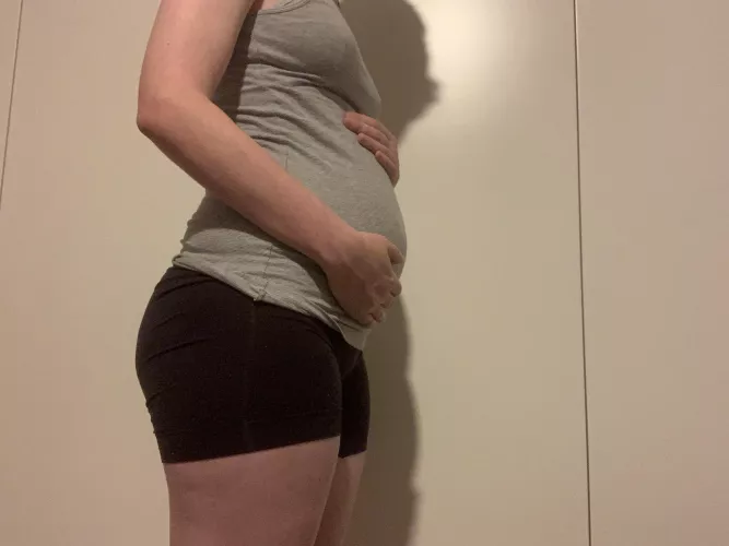 My cute, round little tummy getting bigger? 😮