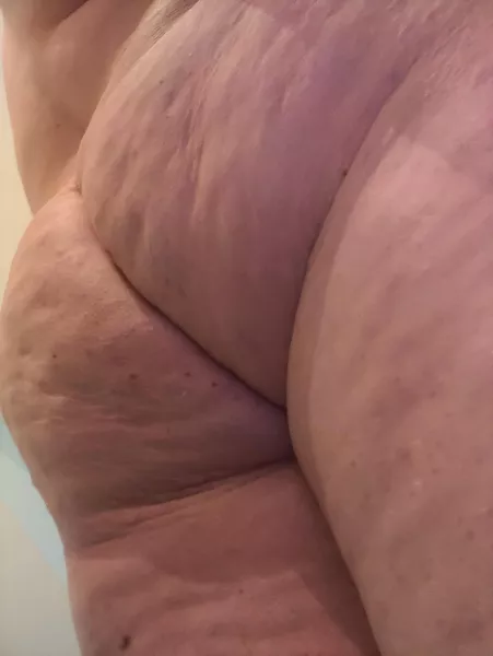 My fat ass is lonely anybody want to keep me company😋