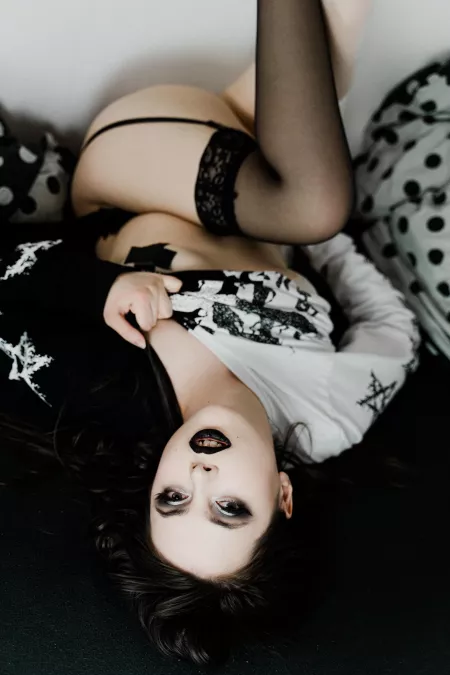 My fav pic of being my goth bitch-self π€