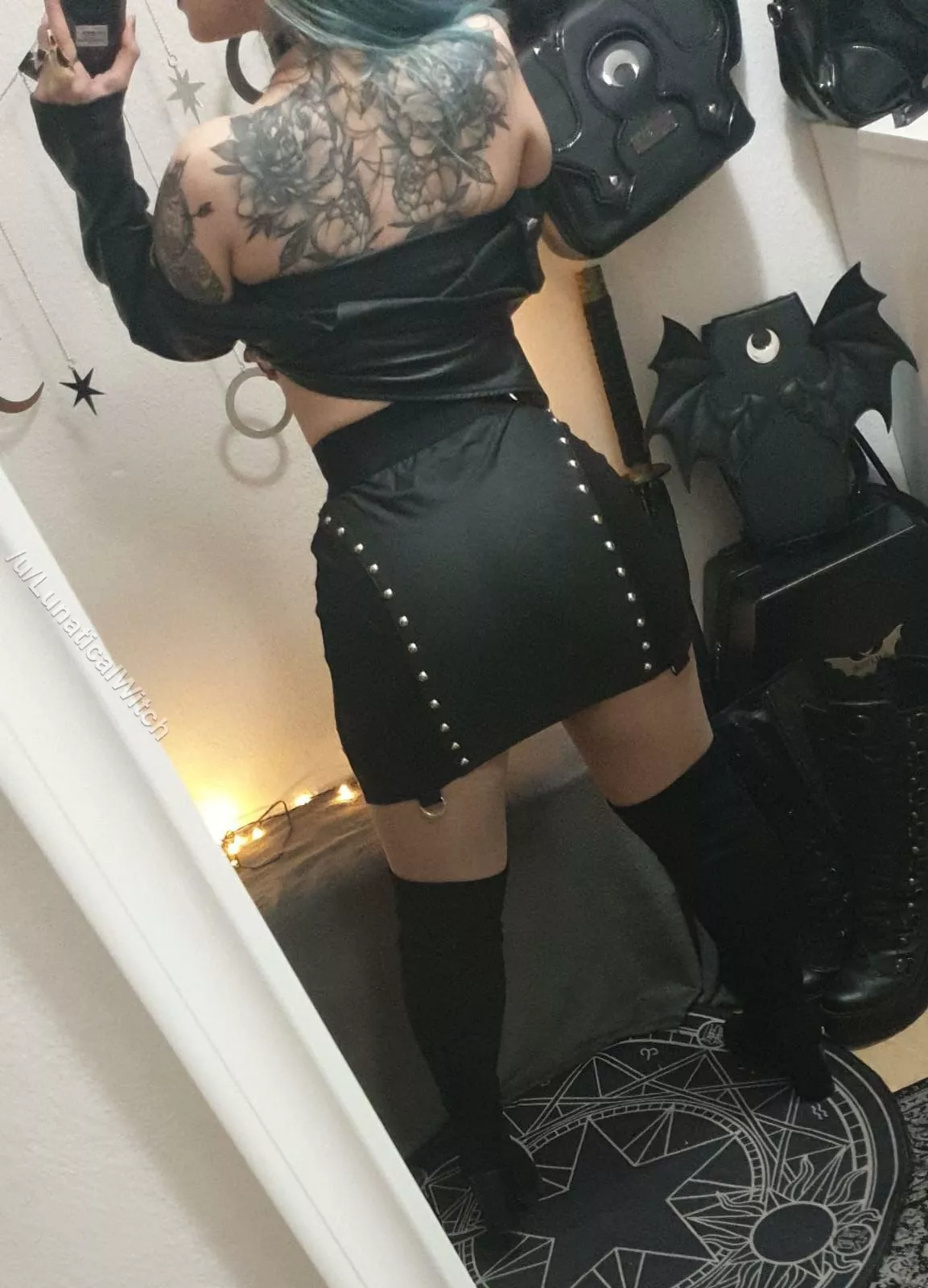 My favorite short and tight skirt 😈🖤