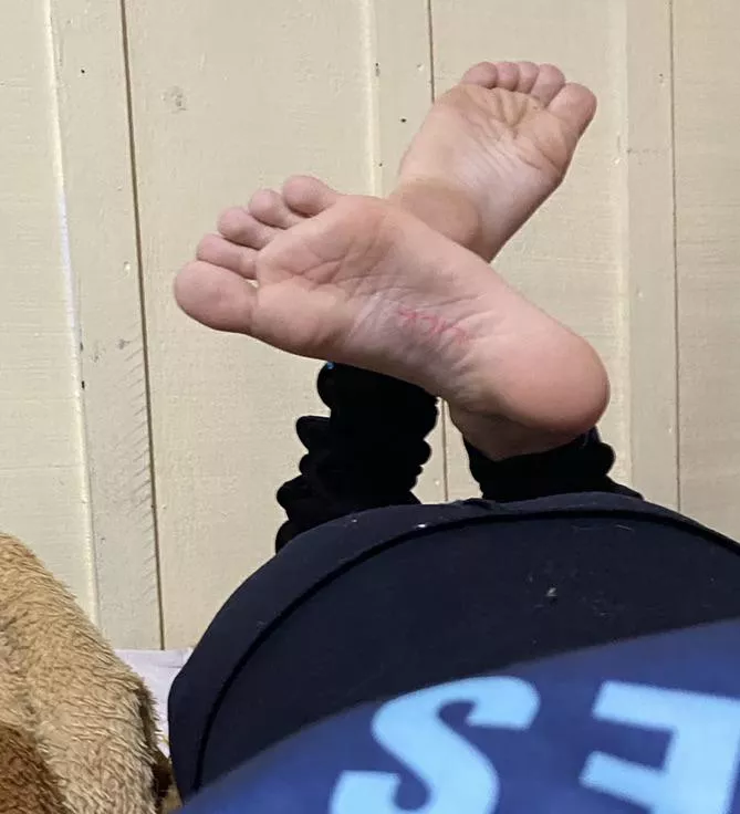 my feet r ready for u, come get them π suck n lick π
 dms/pms r welcome my feet r ready for u, come get them π suck n lick π
 dms/pms r welcome