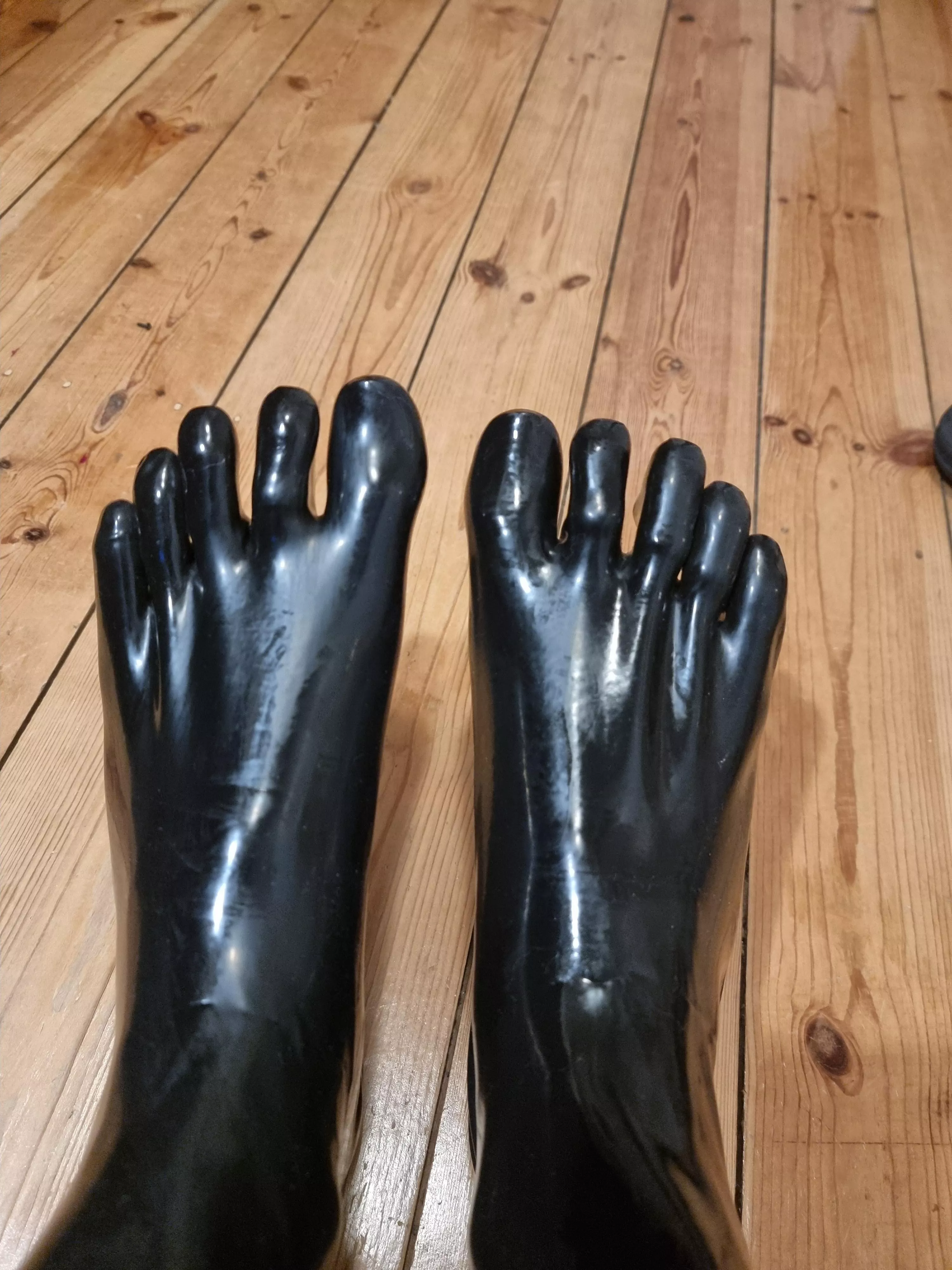My first pair of rubber - toesocks 🖤
