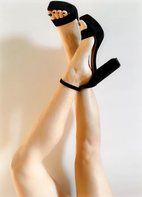 💕My first post over here, so let’s be exclusive💕 what do you think about my heels and black toes ?