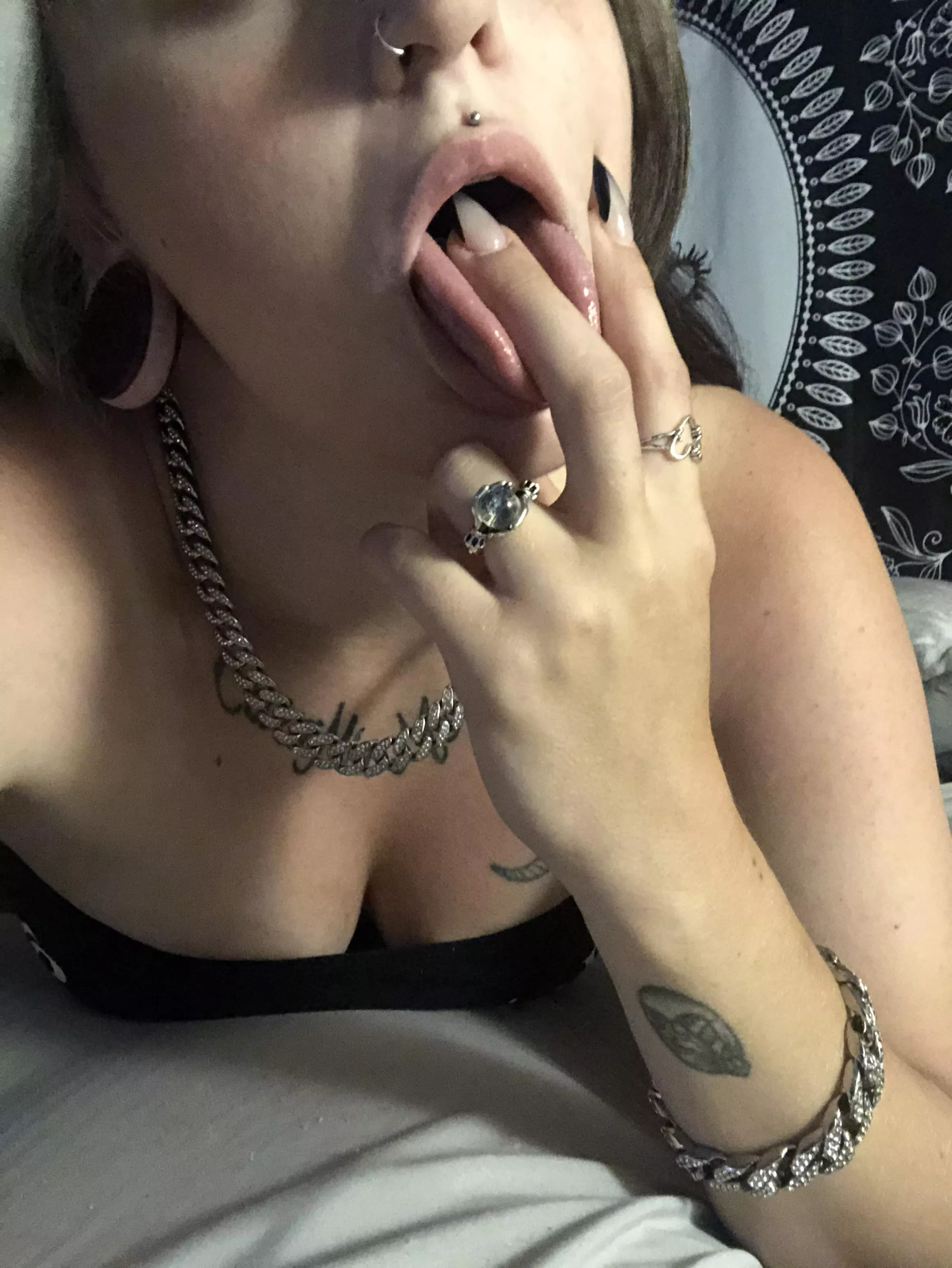 My fresh manicure would look so hot wrapped around your cock. ?