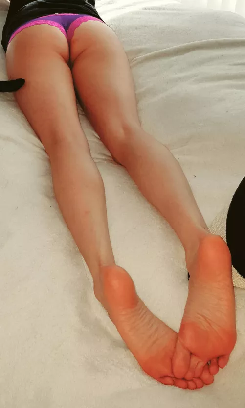 My FWB sexy butt and delicious feet😋😘
