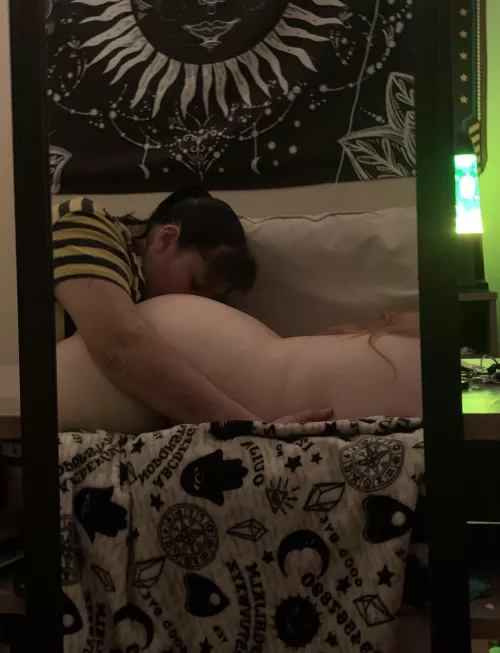 My gf doing what she’s best at 🍑