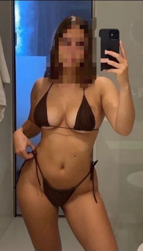 My gf Larissa. Tell me everything you want about her and what you would do with her. 200 upv and I’ll post some nudes.