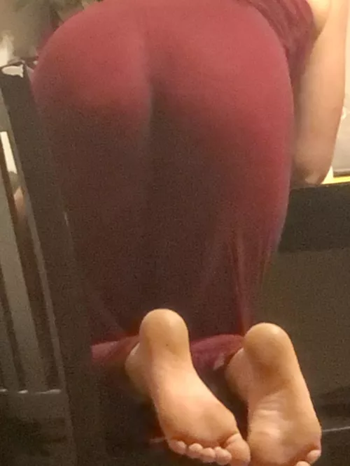 My gfs big hot ass and sexy little feet, only pic I was able to capture of both ππ