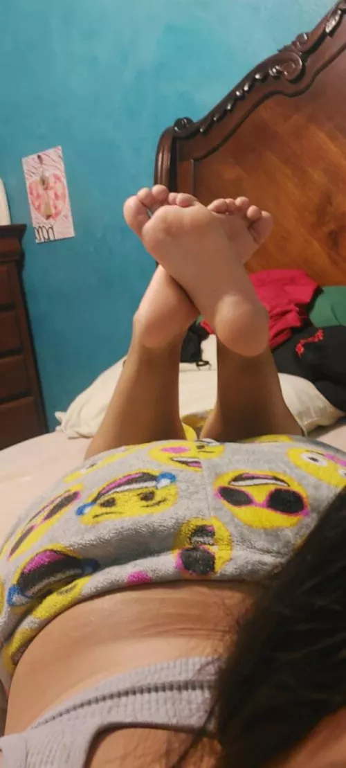 My gfβs hot soles π©