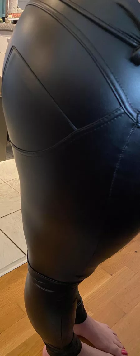 My girlfriend loves wearing leather, click on the pic as itβs hard to see otherwise My girlfriend loves wearing leather, click on the pic as itβs hard to see otherwise