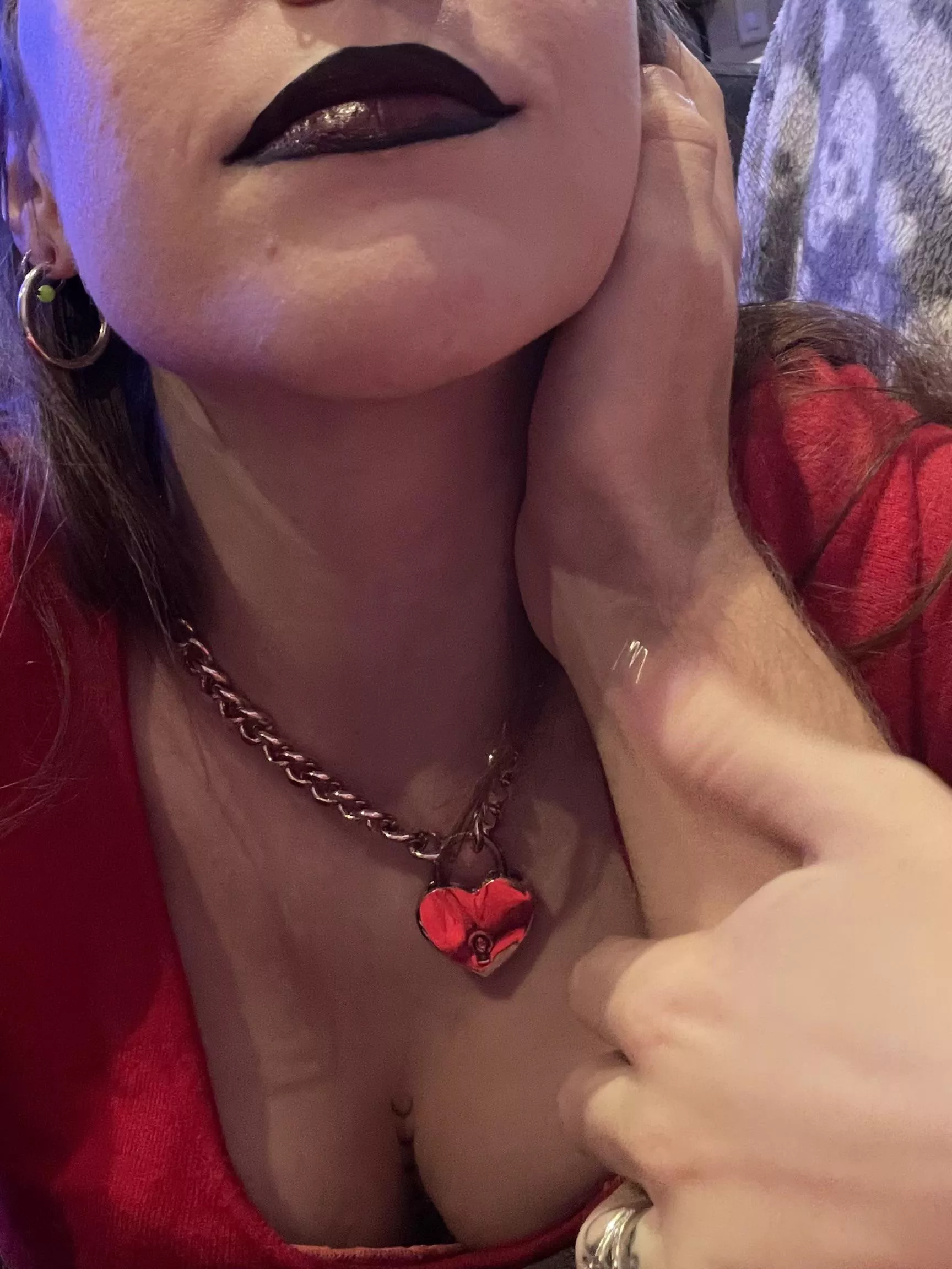 My happy place! I love sitting at Daddy’s feet, especially with his hands on my neck 🤤