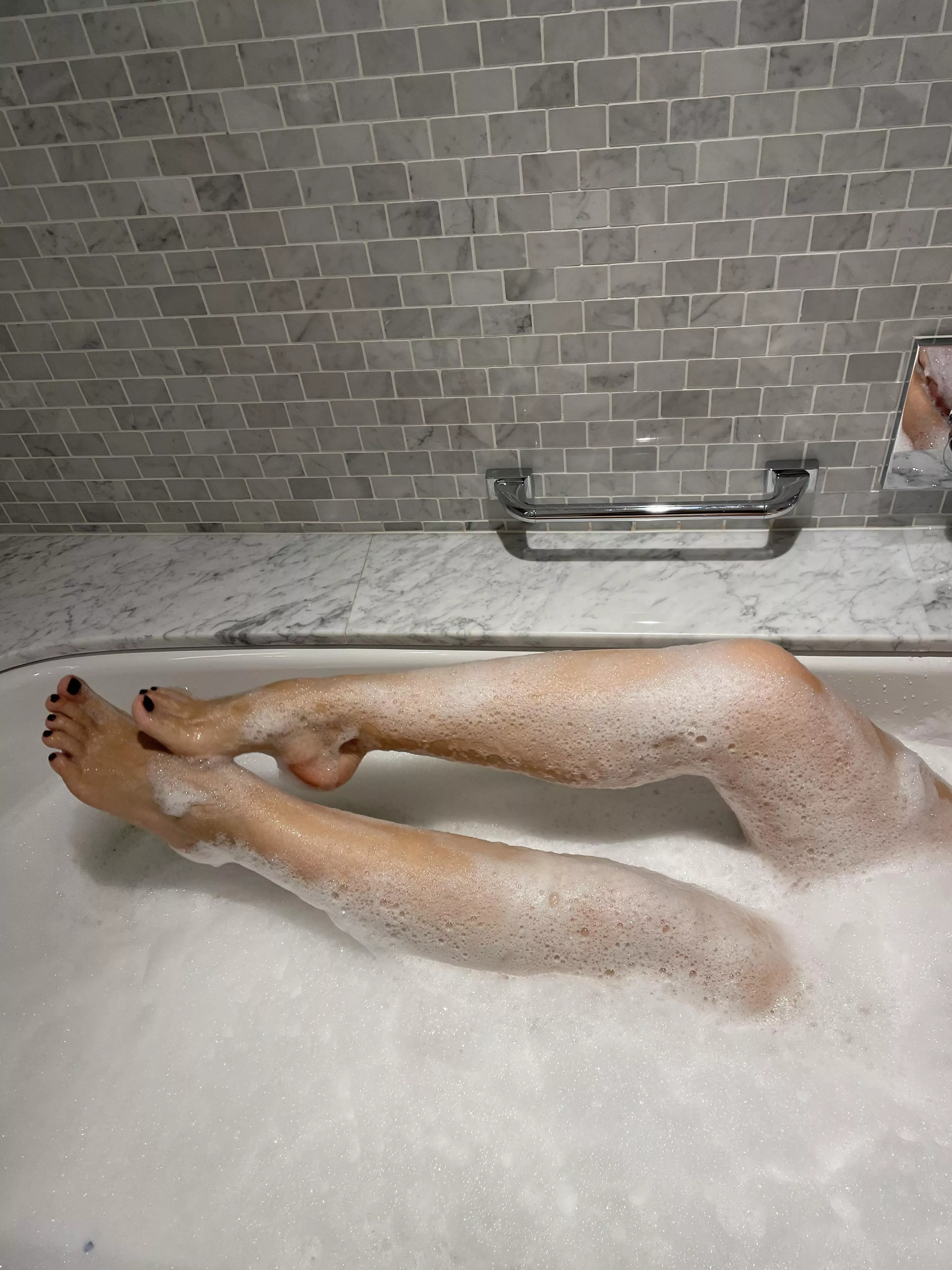 My high arches in bubble bath 🥰 how hot is that My high arches in bubble bath 🥰 how hot is that