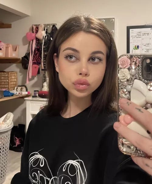 My lipstick still looks good even after blowing strangers all day💖pm to chat