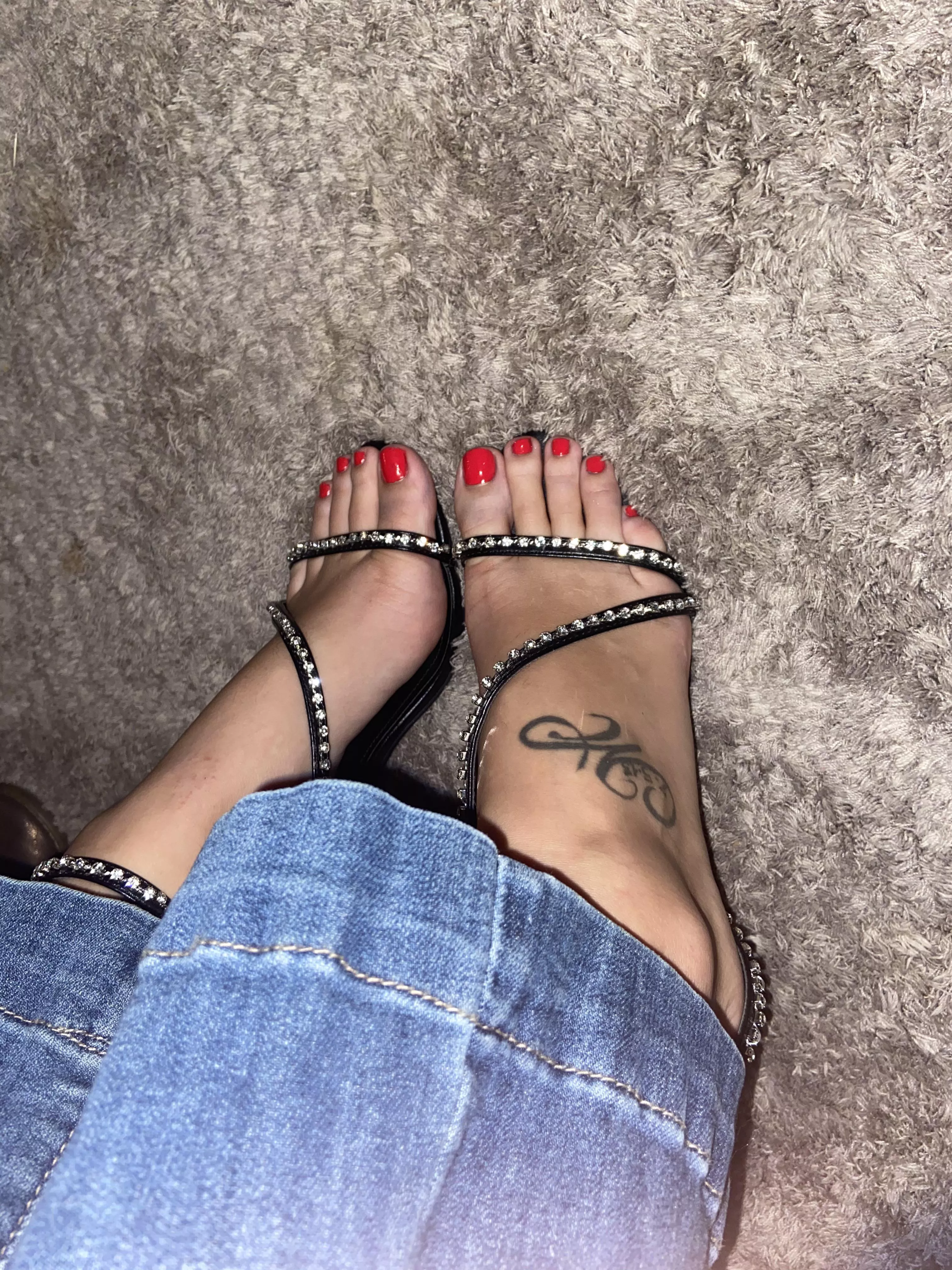 My momma always told me I have pretty feet. Could you guess my size? NSFW content My momma always told me I have pretty feet. Could you guess my size? NSFW content