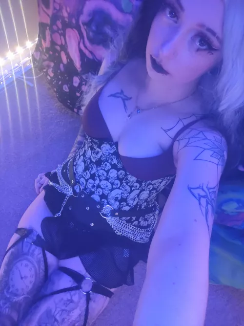 My new corset is metal af 🖤