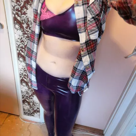 My new Latex Couture crop top with my leggings ??