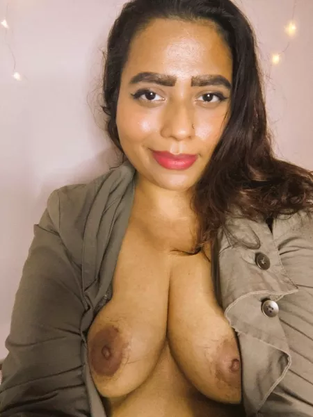 My pretty smile distracting you from my pretty C-cups? My pretty smile distracting you from my pretty C-cups?