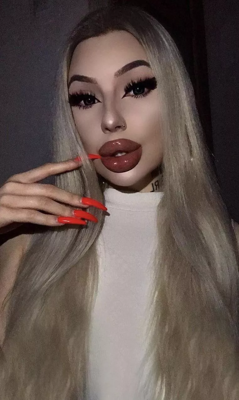 my red long nails and fake lips????