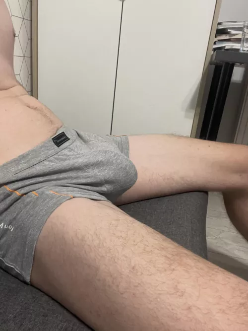 my roommate loves when iām chillin like that